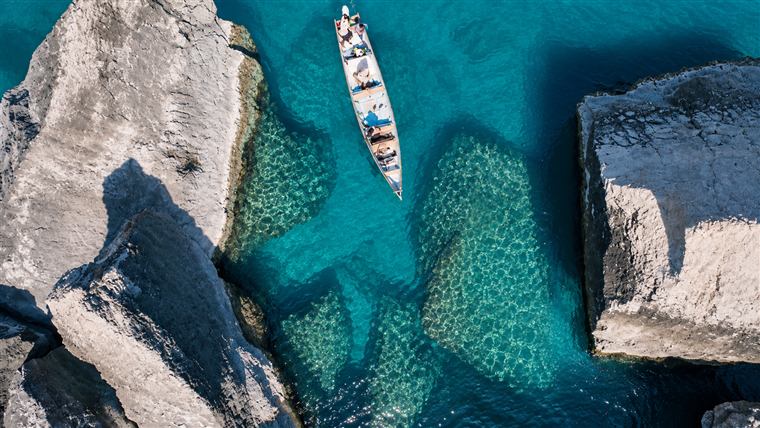 قارب في المياه الفيروزية — Boat in turquoise waters