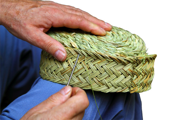 حرفي يمني يصنع الخوص — Yemeni artisan weaving