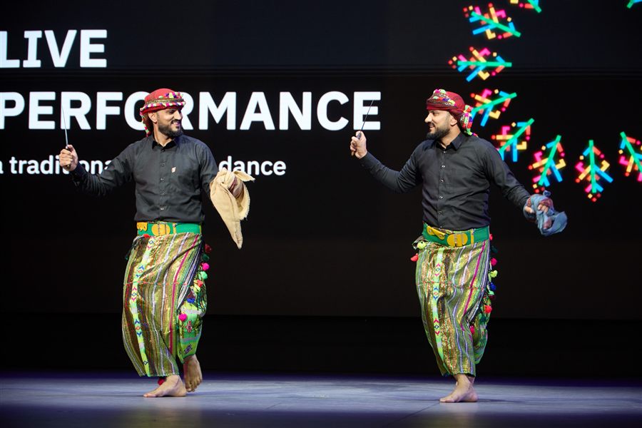 عرض فلكلوري يمني حي على مسرح دولي — Live Yemeni folkloric performance on an international stage