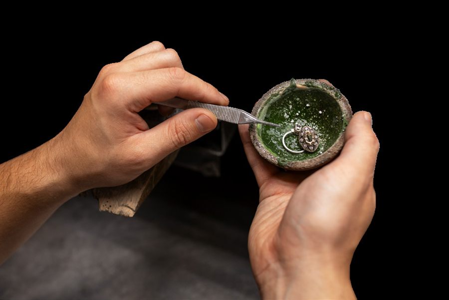 صائغ يمني يشكّل الفضة يدوياً — Yemeni silversmith at work